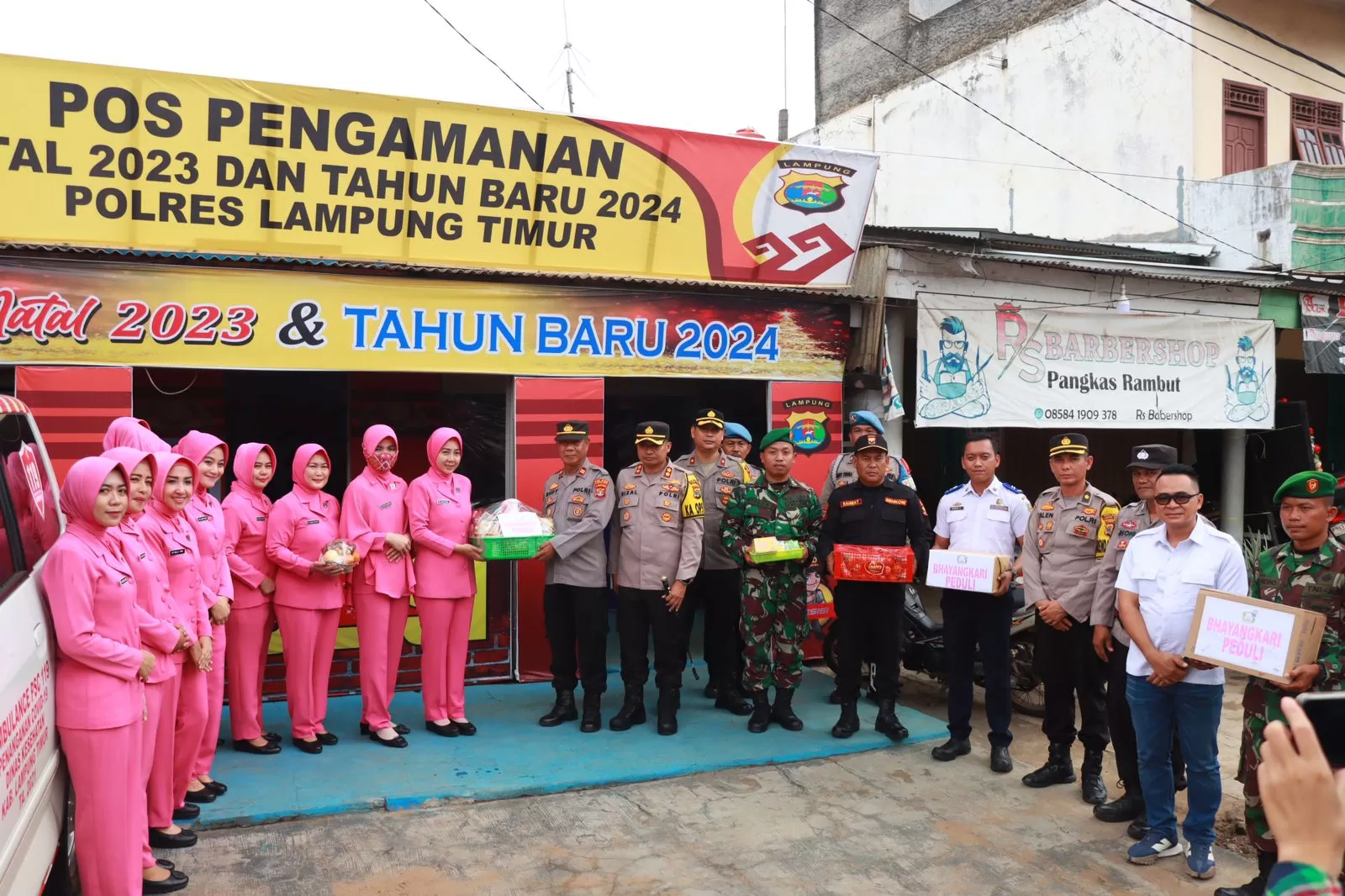 Ketua Bhayangkari Cabang Lampung Timur, Ny. Riri Rizal, bersama Kapolres Lampung Timur, AKBP M. Rizal Muchtar, melakukan kunjungan ke Pos Yan dan Pos Pam. (Humas Polres Lampung Timur)