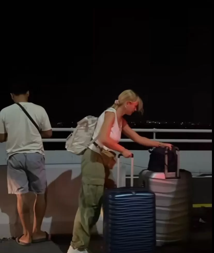 Seorang wisatawan yang tengah mengejar jam keberangkatan pesawat namun terjebak macet di Tol Bali Mandara sehingga ia turun dari mobil dan berjalan kaki. (Instagram / @agitalifia)