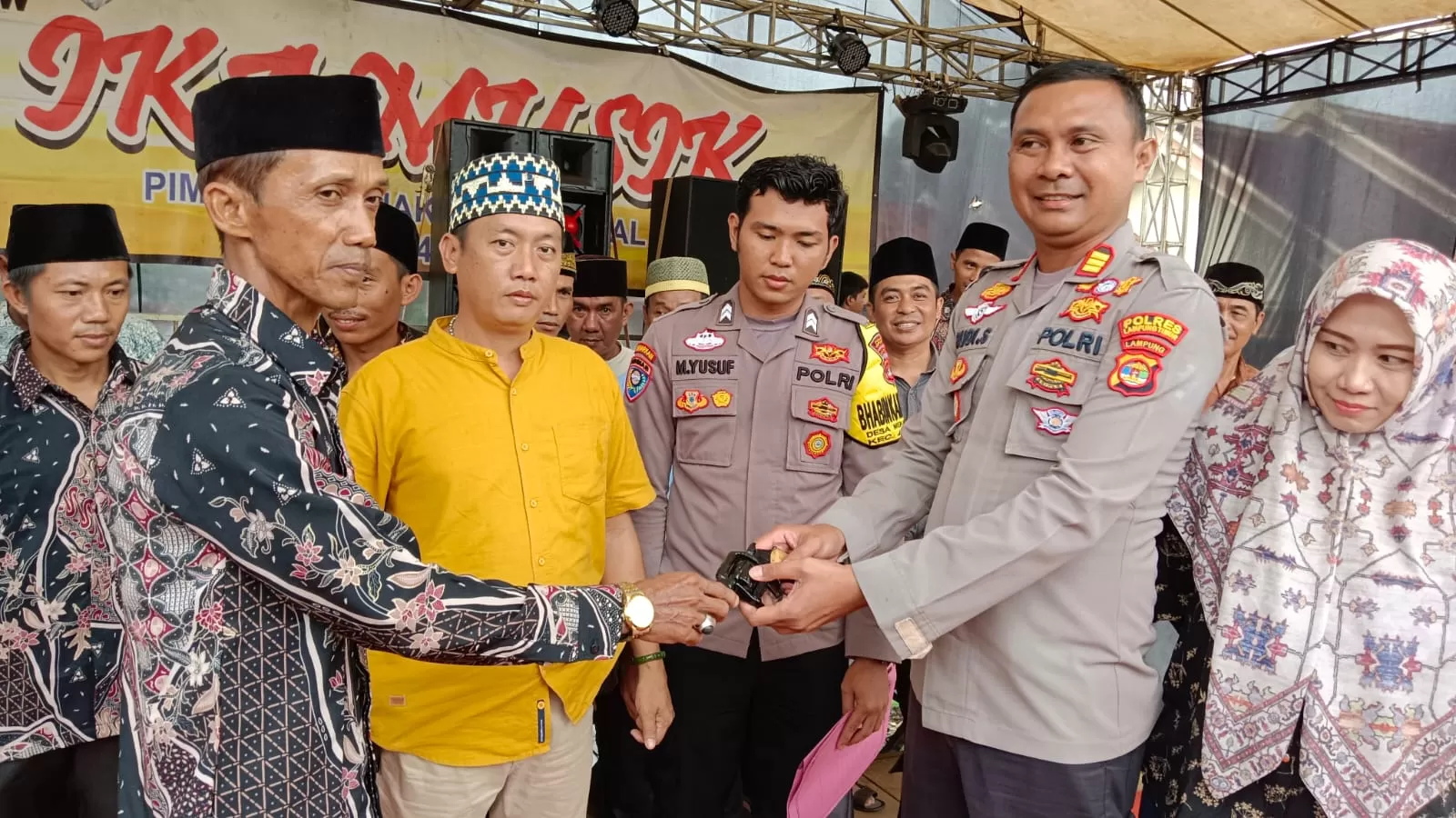 Kapolsek dan Kepala Desa Jabung, Lampung Timur. (Humas Polres Lampung Timur)