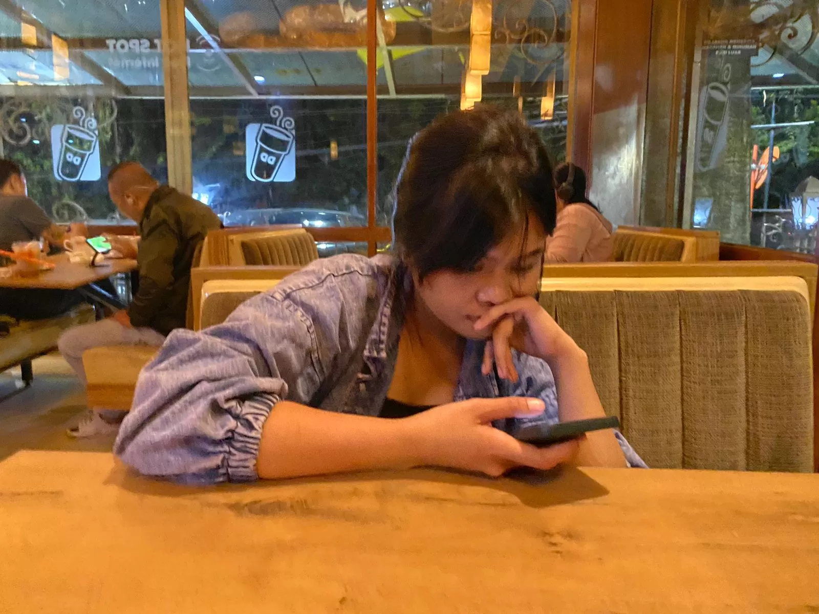 Ilustrasi seorang wanita yang sedang berada di sebuah kafe atau restoran. (Pande / Rinus Muntu)