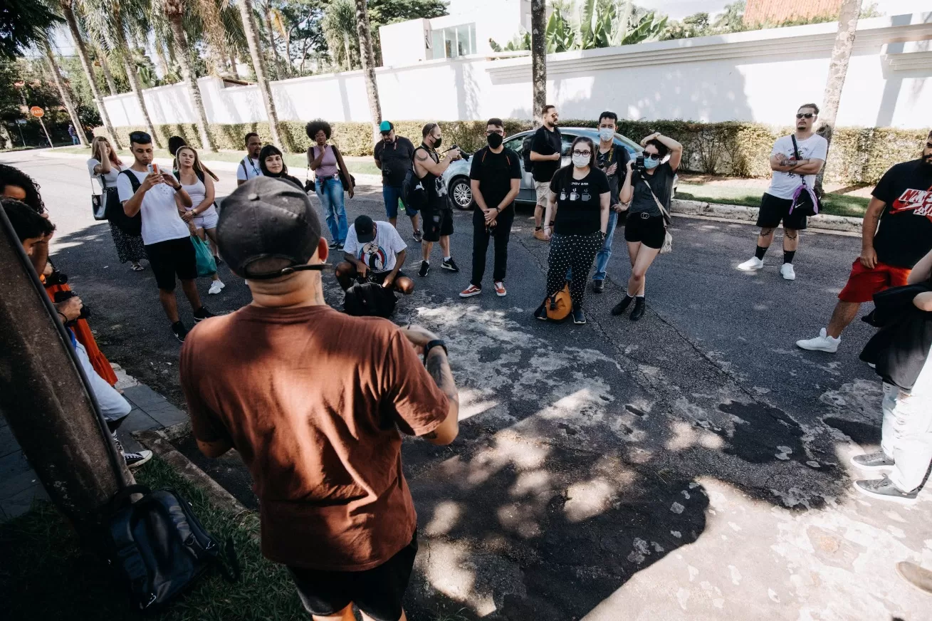 Ilustrasi tour guide yang sedang memandu dan memberikan informasi kepada wisatawan. (Pexels / Matheus Bertelli)