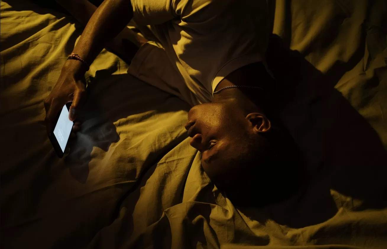 Ilustrasi bermain ponsel sebelum tidur. (Pexels / Cottonbro Studio)