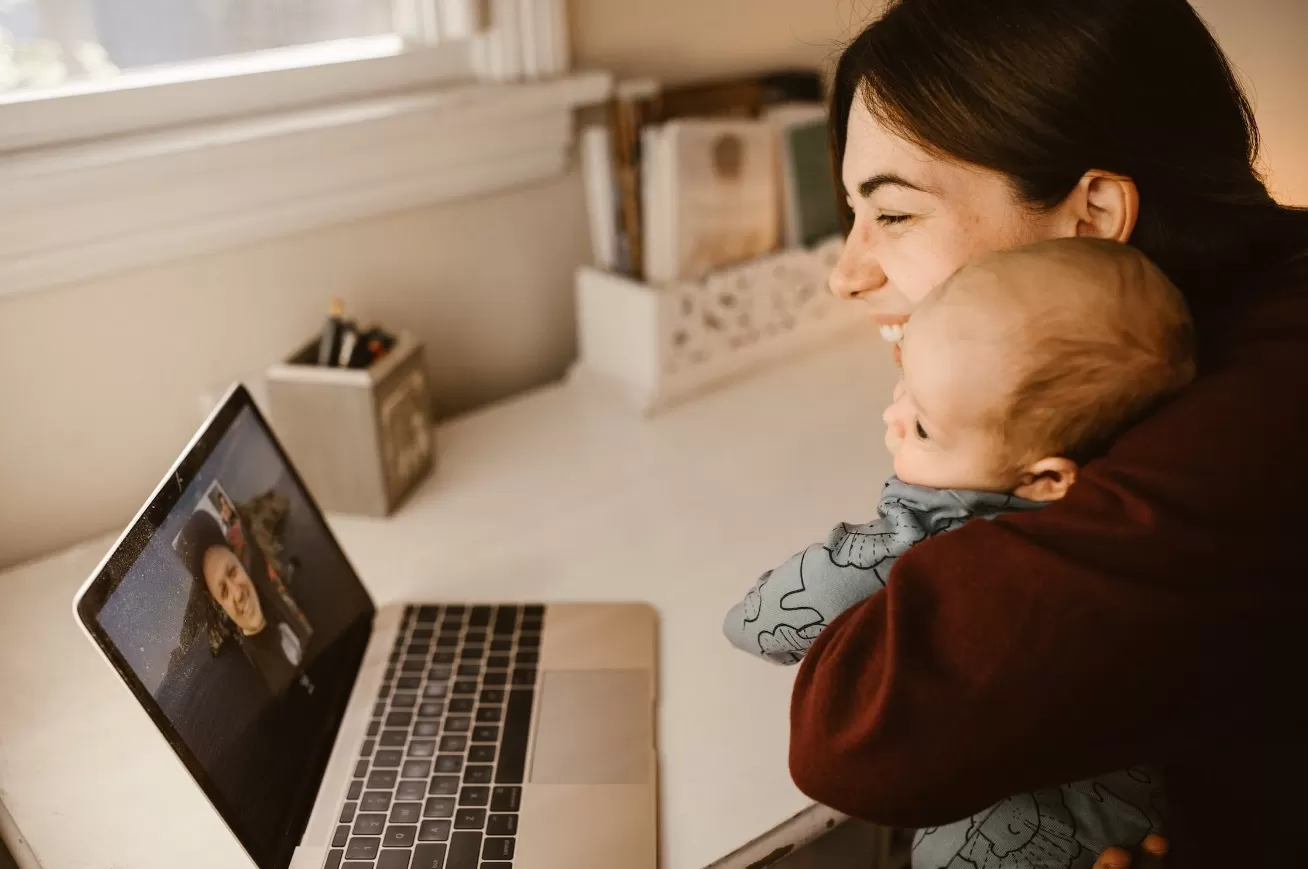 Ilustrasi seorang istri yang menjalani LDR dengan suaminya. (Pexels / RDNE Stock Project)