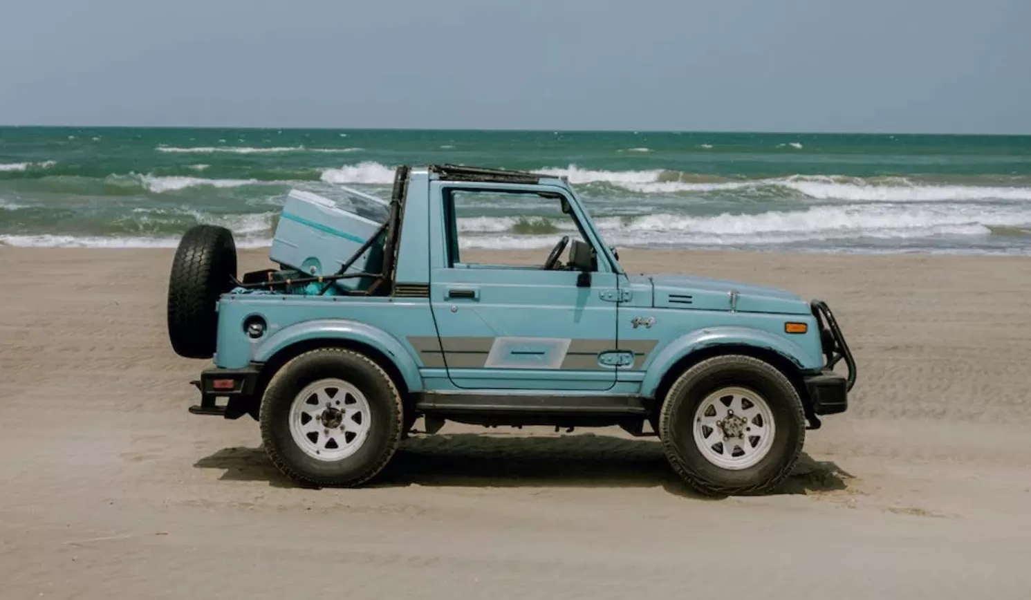 Ilustrasi mobil yang berada di dekat laut. (Pexels / Ali Alcantara)