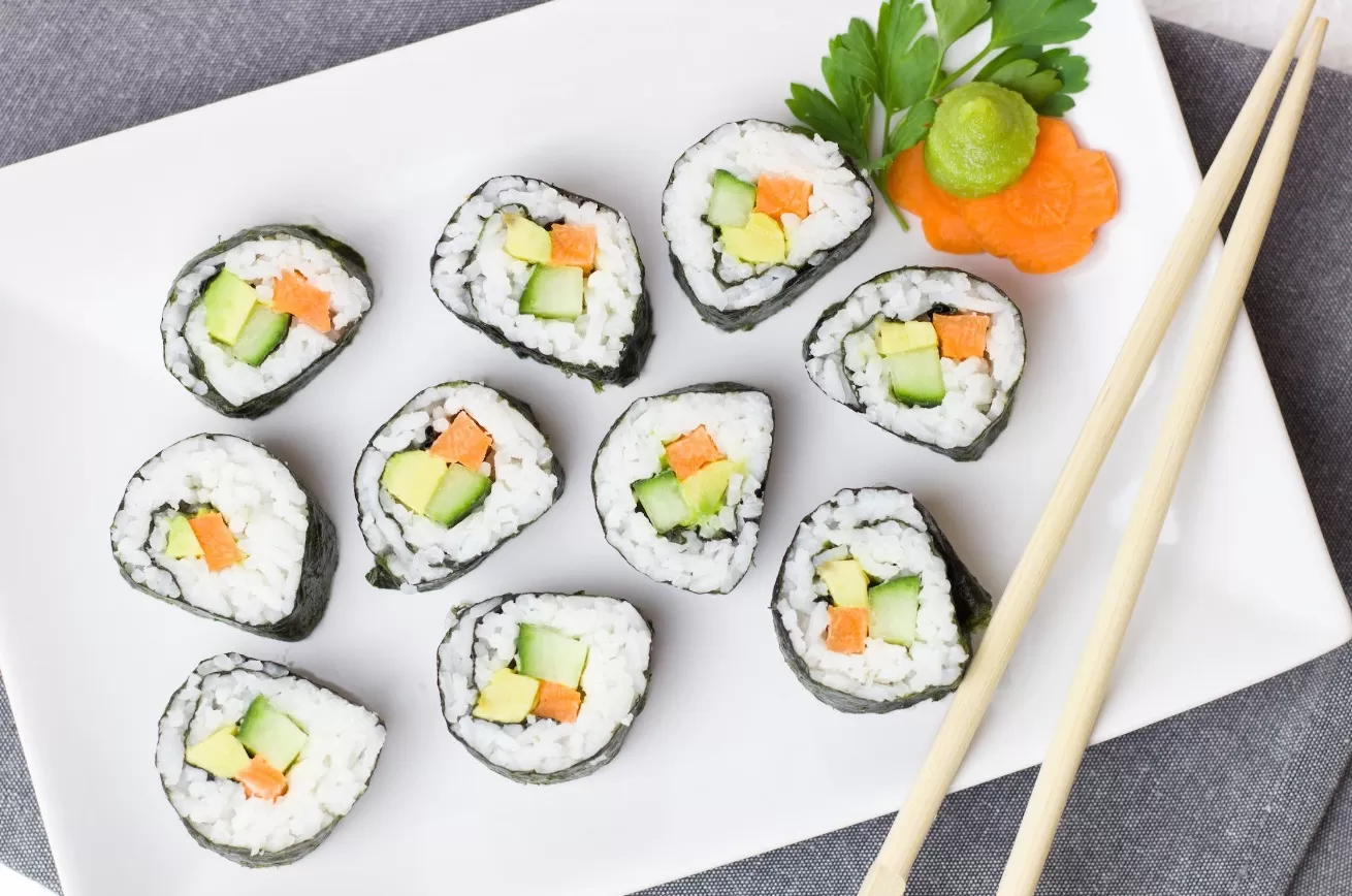 Sushi, biasa dinikmati menggunakan sumpit sebagai alat makan. (Pexels / Pixabay)
