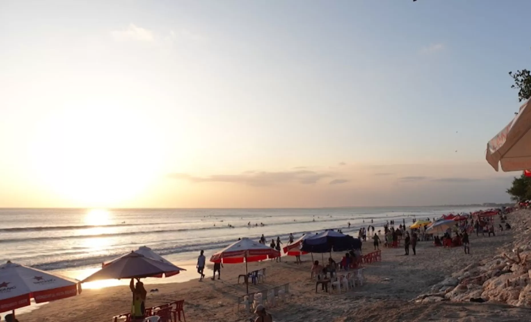 Pantai Kuta, pantai yang sangat populer di kalangan wisatawan nusantara. (Google Maps Reviewer / Steven Susilo)