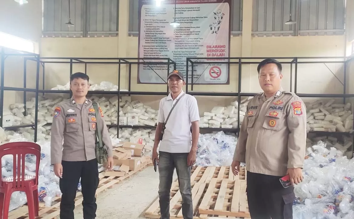 Keamanan yang selalu dijaga polisi di gudang logistik Pemilu 2024 di Tulang Bawang. (Humas Polres Tulang Bawang)