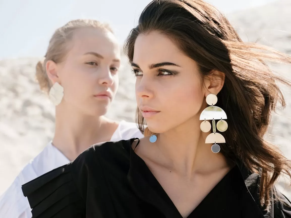 Ilustrasi memiliki teman yang iri dan dengki. (Pexels / ArtHouse Studio)