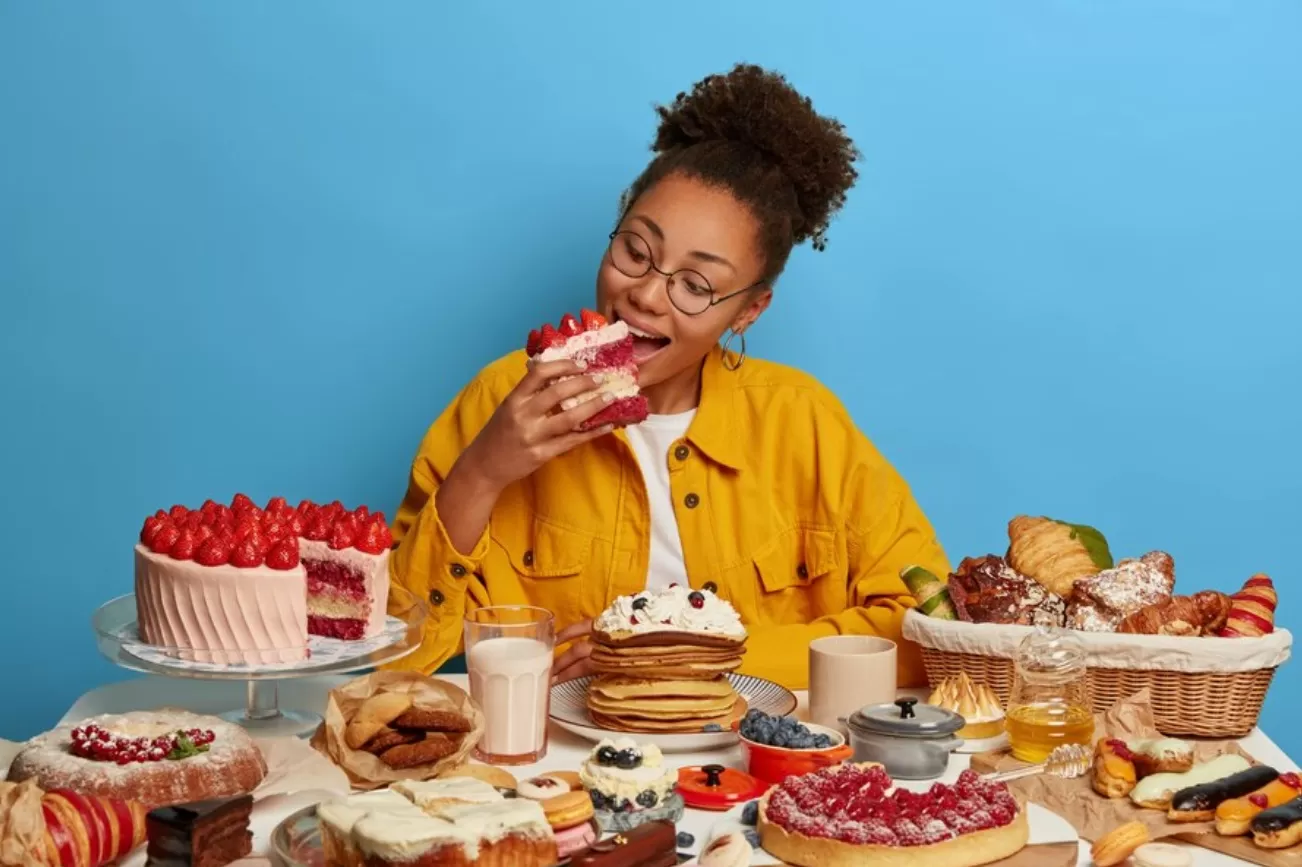 Ilustrasi orang yang makan banyak sendirian. (Freepik / @wayhomestudio)