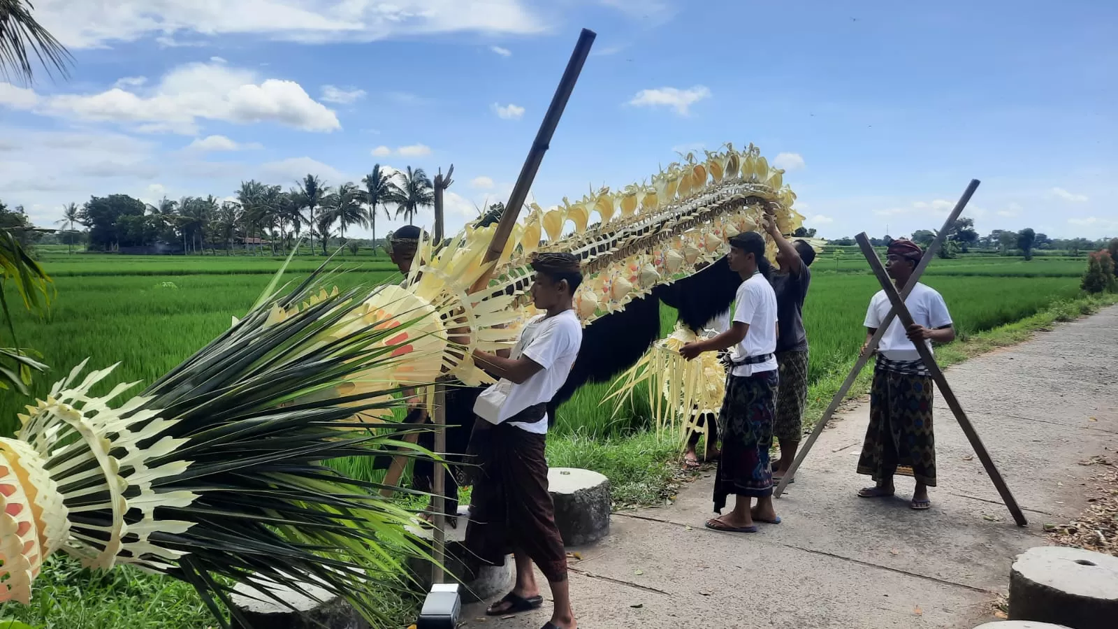 Salah satu penjor hias yang dipersiapkan untuk lomba. (Pande / Wayan Bagus Kusuma Putra)