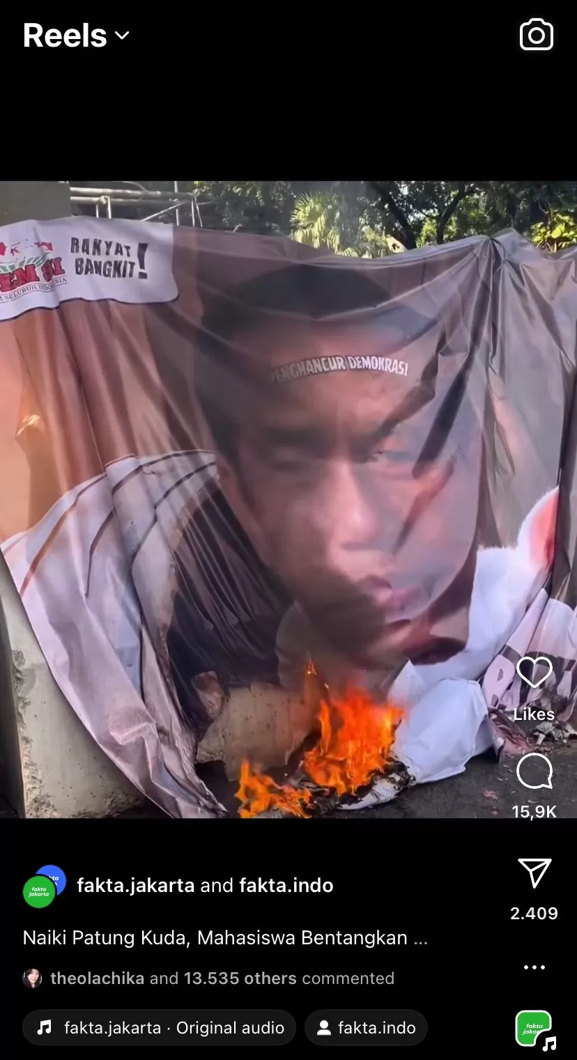 Spanduk Jokowi dibakar mahasiswa di Patung Arjuna Wijaya, Jakarta (Instagram / @fakta.jakarta)