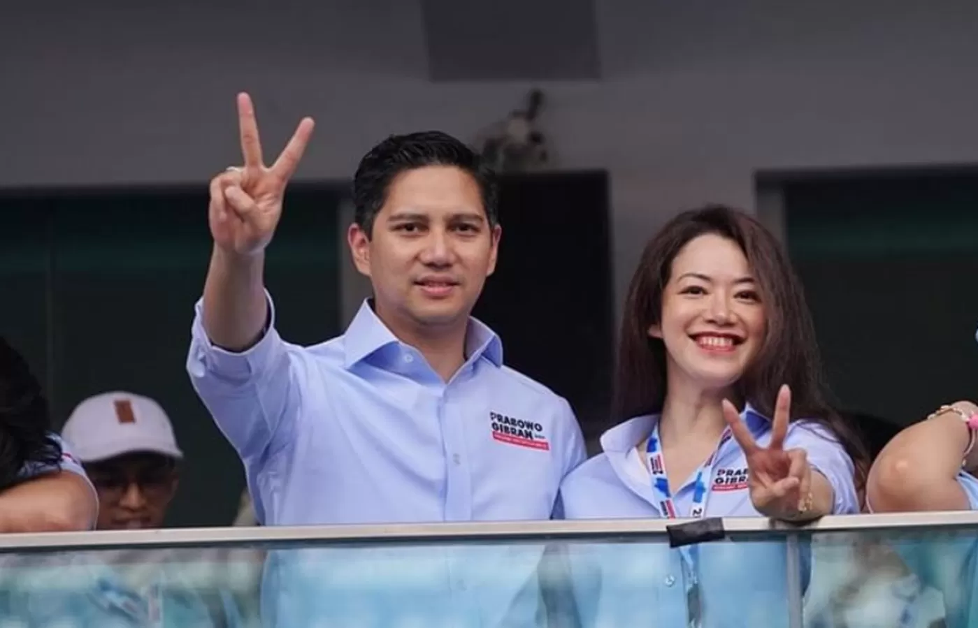 Budisatrio Djiwandono dan istri saat Kampanye Akbar Prabowo-Gibran di GBK. (Instagram / @budidjiwandono)