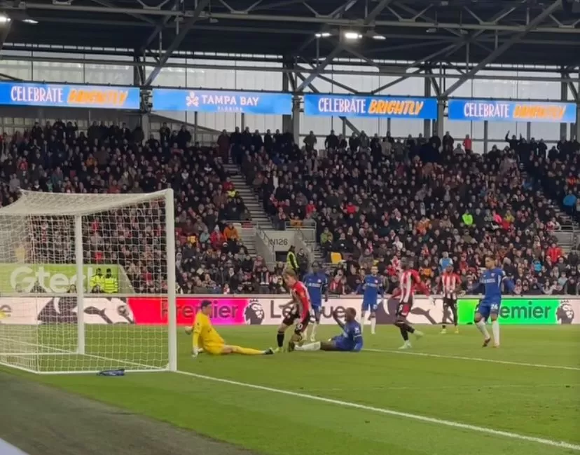 Detik-detik Mads Roerslev menyeimbangkan kedudukan Brentford dengan Chelsea 1-1. (Instagram / @brentfordfc)