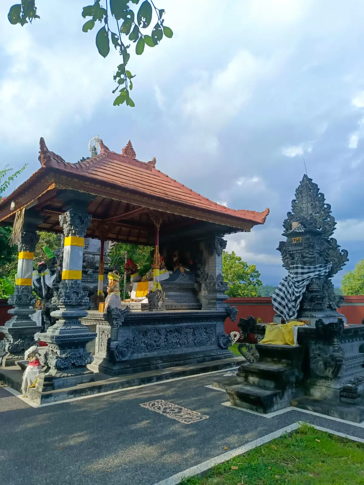 Suasana di dalam Pura Gunung Baleku, Lombok Barat (Pande / Wayan Bagus Kusuma Putra)