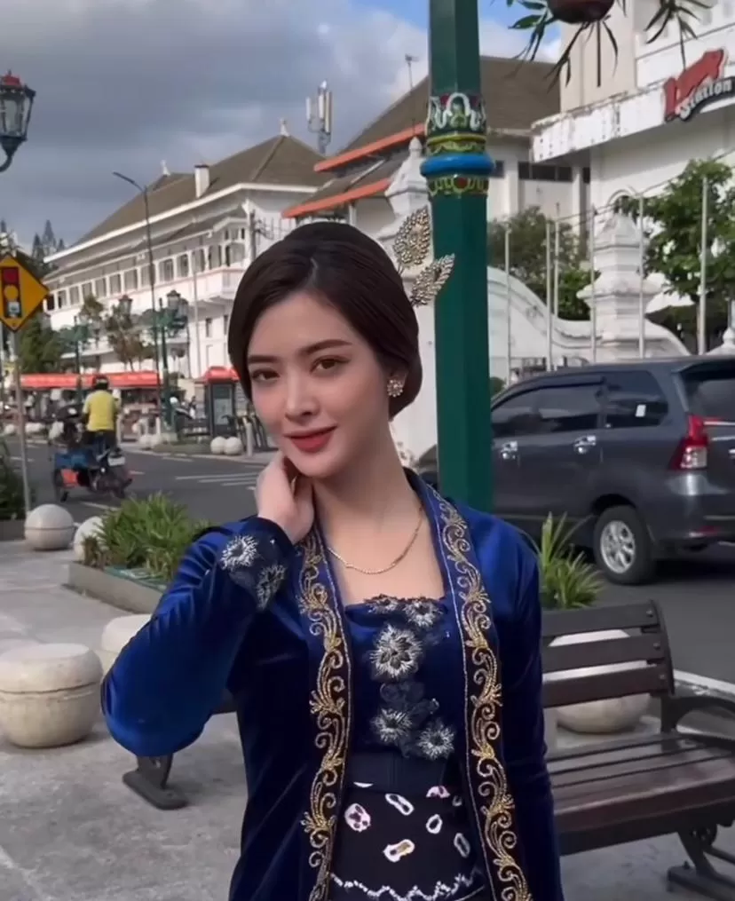 Dara Sarasvati, seorang video creator yang suka menggunakan pakaian adat. (Instagram / @darasarasvaati)