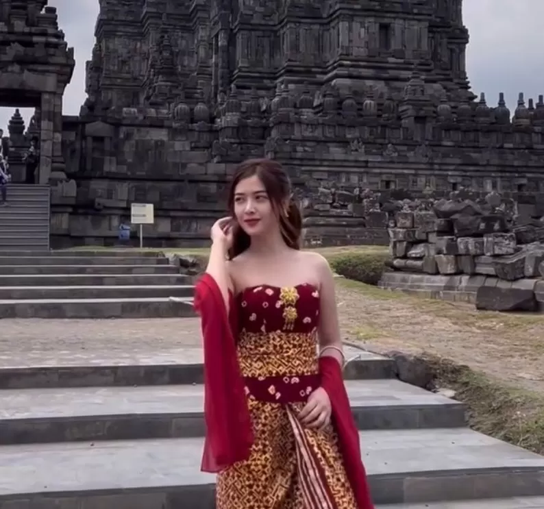 Dara Sarasvati ketika membuat content reaction di Candi Prambanan pada sekitar akhir Desember 2023. (Instagram / @darasarasvaati)