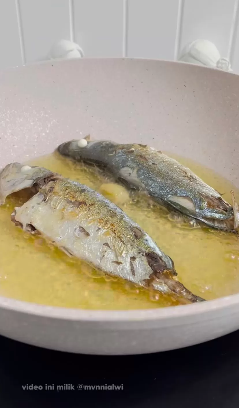 Jahe di tengah ikan yang sedang digoreng. (Instagram / @mvnnialwi)