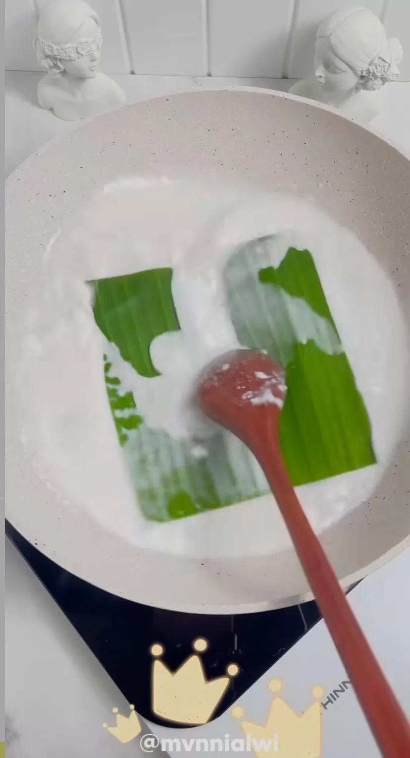 Daun pisang yang sudah dibersihkan dan dipotong dimasukan ke dalam santan. (Instagram / @mvnnialwi)