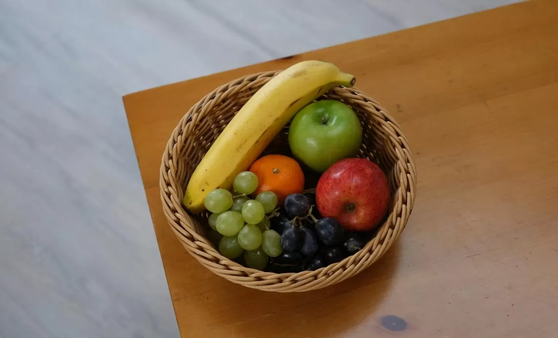 Pilihan buah segar yang cocok untuk diberikan kepada kerabat yang sedang terbaring di rumah sakit. (Pexels / Alfredo Marco Pradil)