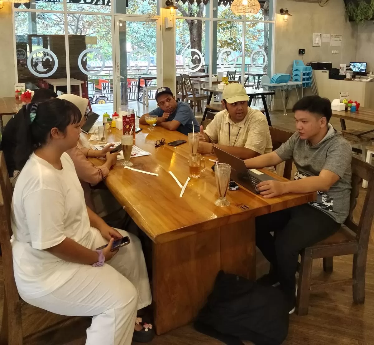 Rapat persiapan Halal Bihalal HPI Jakarta di Bakso Lapangan Tembak Senayan, Kebun Binatang Ragunan, Jakarta Selatan. (Humas HPI Jakarta)