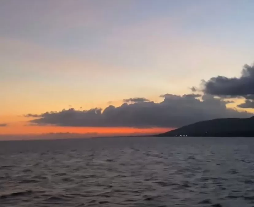 Selat Lombok saat senja menyapa. (Pande / Rinus Muntu)