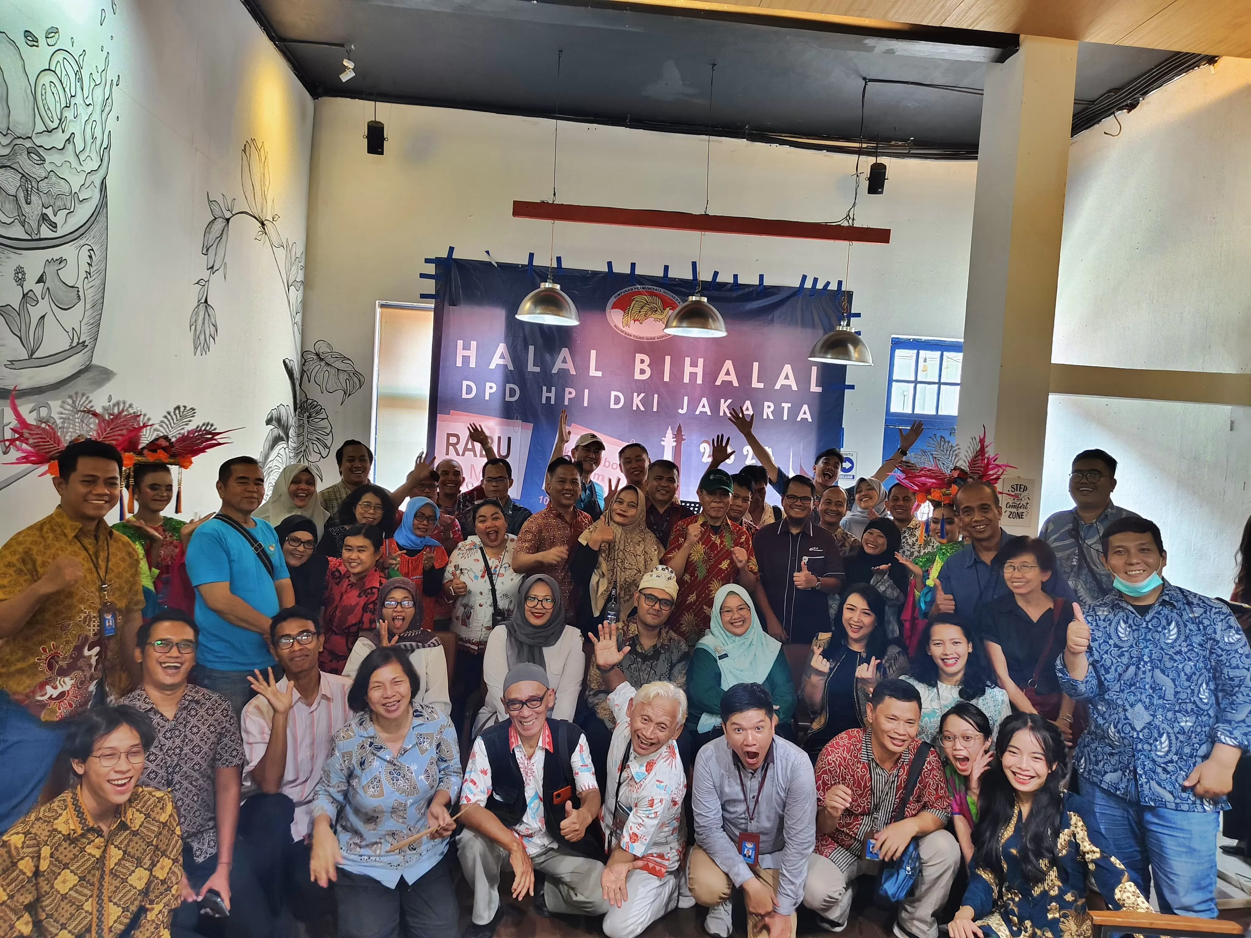 Para peserta Halal BIhalal HPI DKI Jakarta 2024 di Kedai Iboe Madam, Jakarta. (HPI / Endang Pramono)