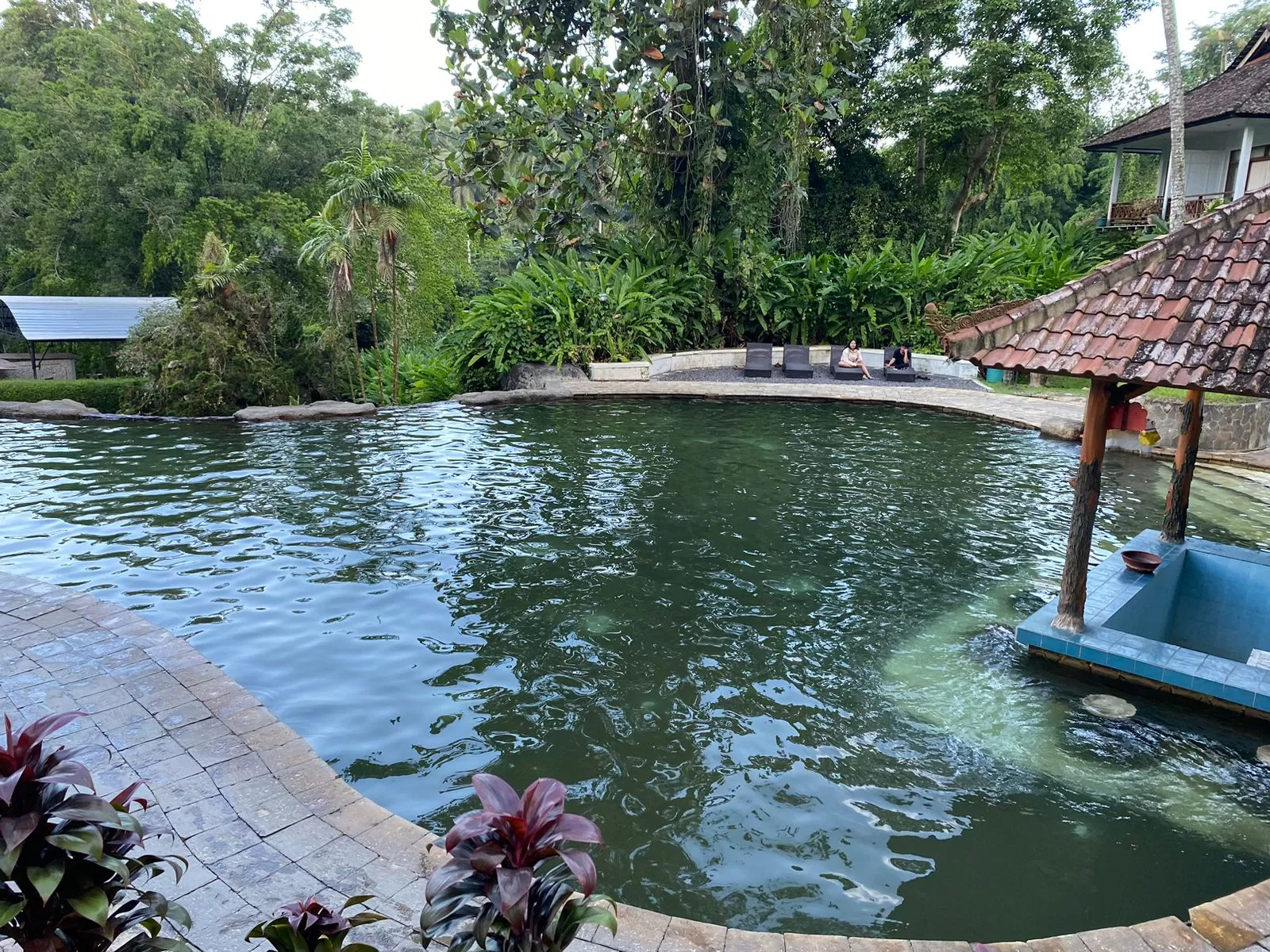 Nuansa kolam di Espa Yeh Panes, Tabanan, Bali. (Pande / Rinus Muntu)