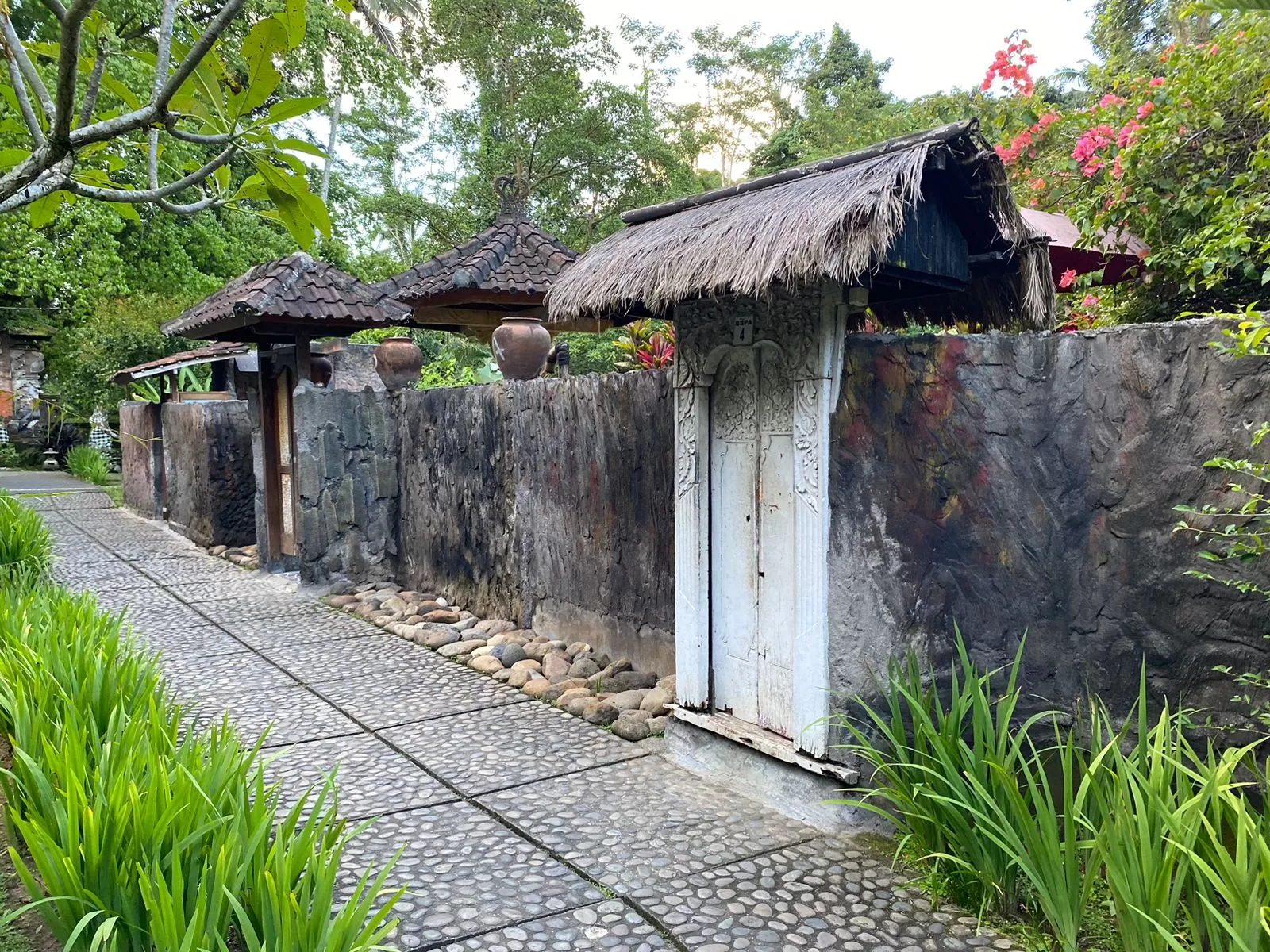 Kolam air panas privat yang terdapat jacuzzi di Espa Yeh Panes Penatahan. (Pande / Rinus Muntu)
