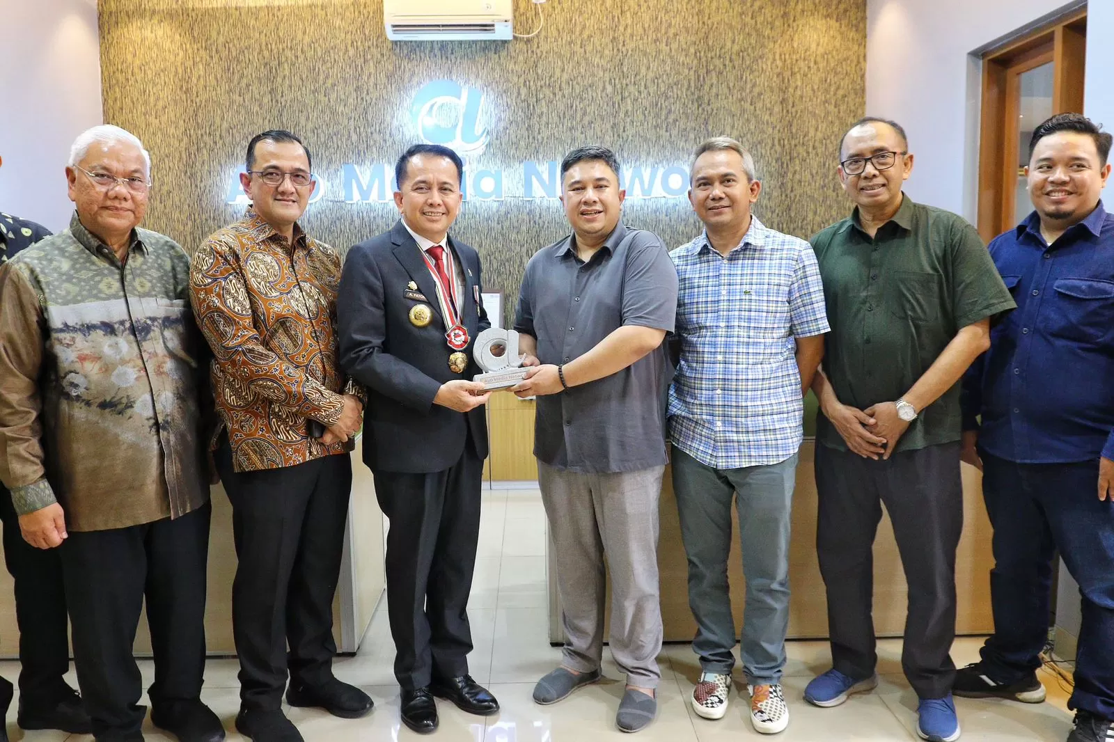 Penjabat (PJ) Gubernur Sumatera Selatan, Agus Fatoni bersama CEO Promedia, Agus Sulistriyono dan rekan-rekan. (foto: istimewa)