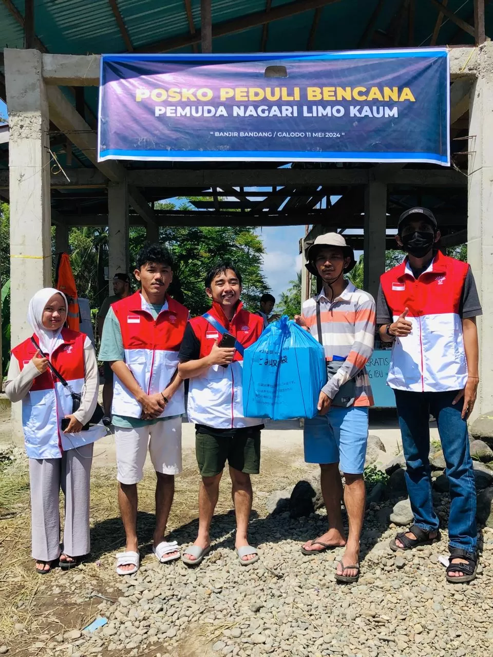 Generasi Muda Perhimpunan Indonesia Tionghoa (GEMA INTI) bersama Remaja Mesjid Sungai Tarab bergerak cepat mendirikan Posko Bantuan dan Dapur Umum. (foto: istimewa)