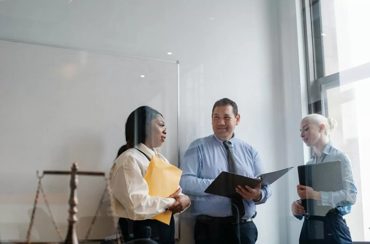 Ilustrasi karyawan berbeda usia dalam sebuah perusahaan. (Pexels / Sora Shimazaki)