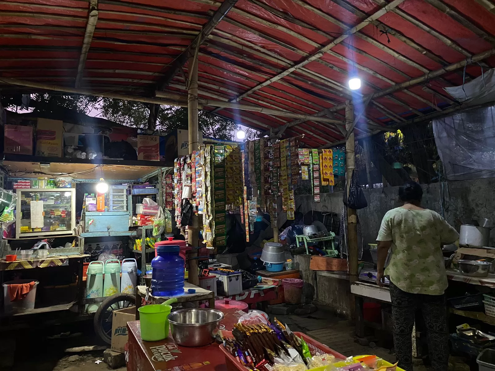 Warkop pinggir jalan yang buka 24 jam. (Pande / Irenne Lee)