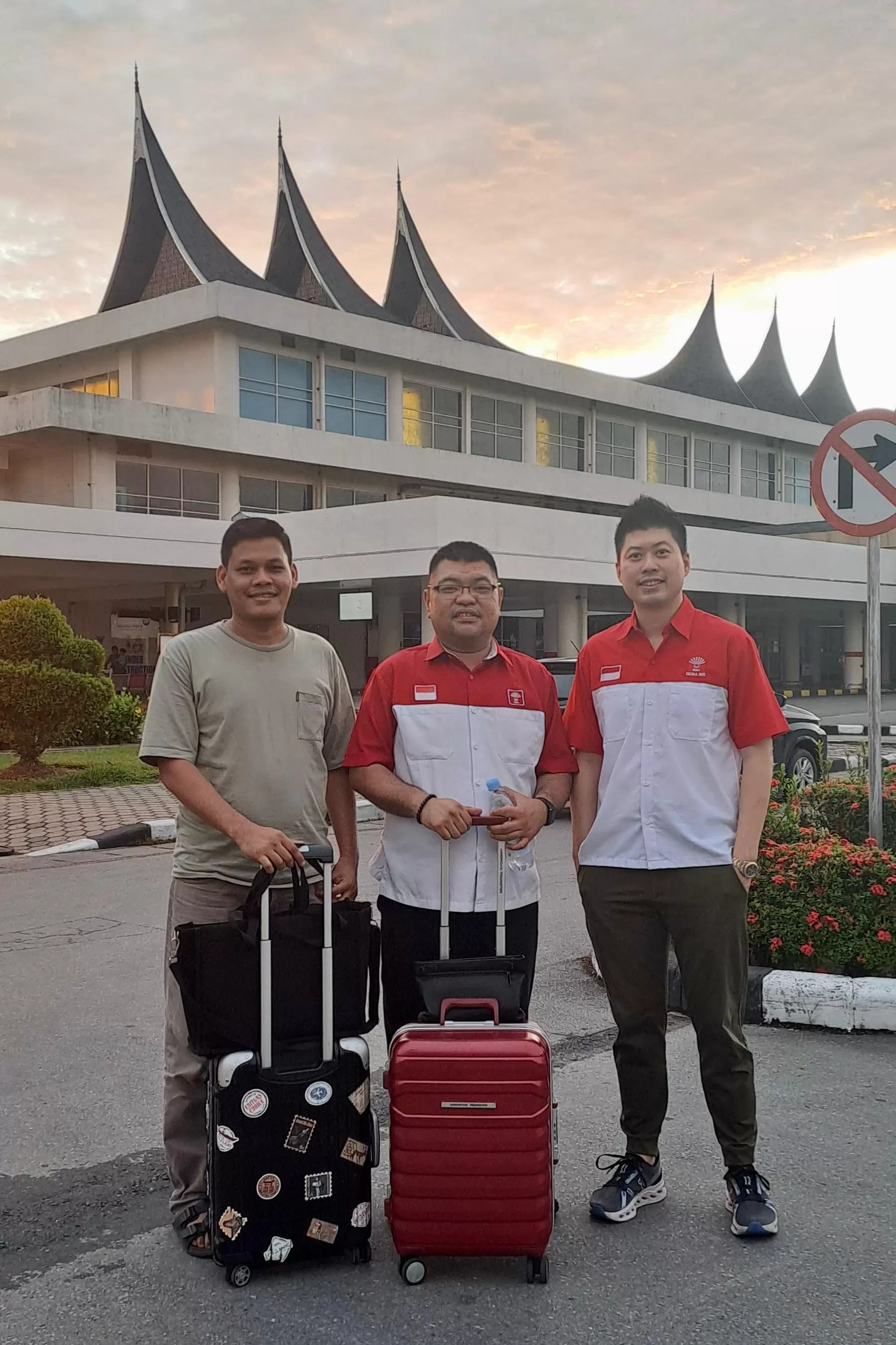 Sekjend INTI Candra Jap, Ketua Umum Gema INTI Ketut Rendy Setiawan, dan Alumni Beasiswa CGS-INTI Yovandra yang berasal dari Batusangkar sore ini telah tiba di airport Minangkabau, Padang. (foto: istimewa)