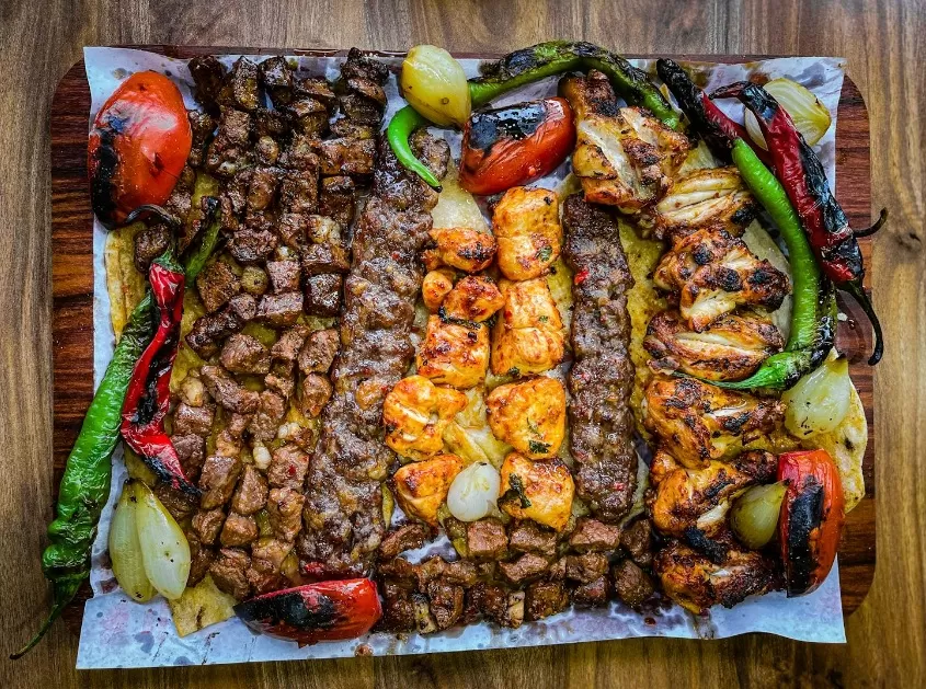 Ilustrasi mix platter isi berbagai macam daging. (Pexels / ENESFİLM)