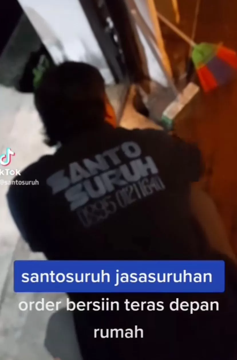 Santo Suruh saat membersihkan teras depan rumah. (Instagram / @santo_suruh)