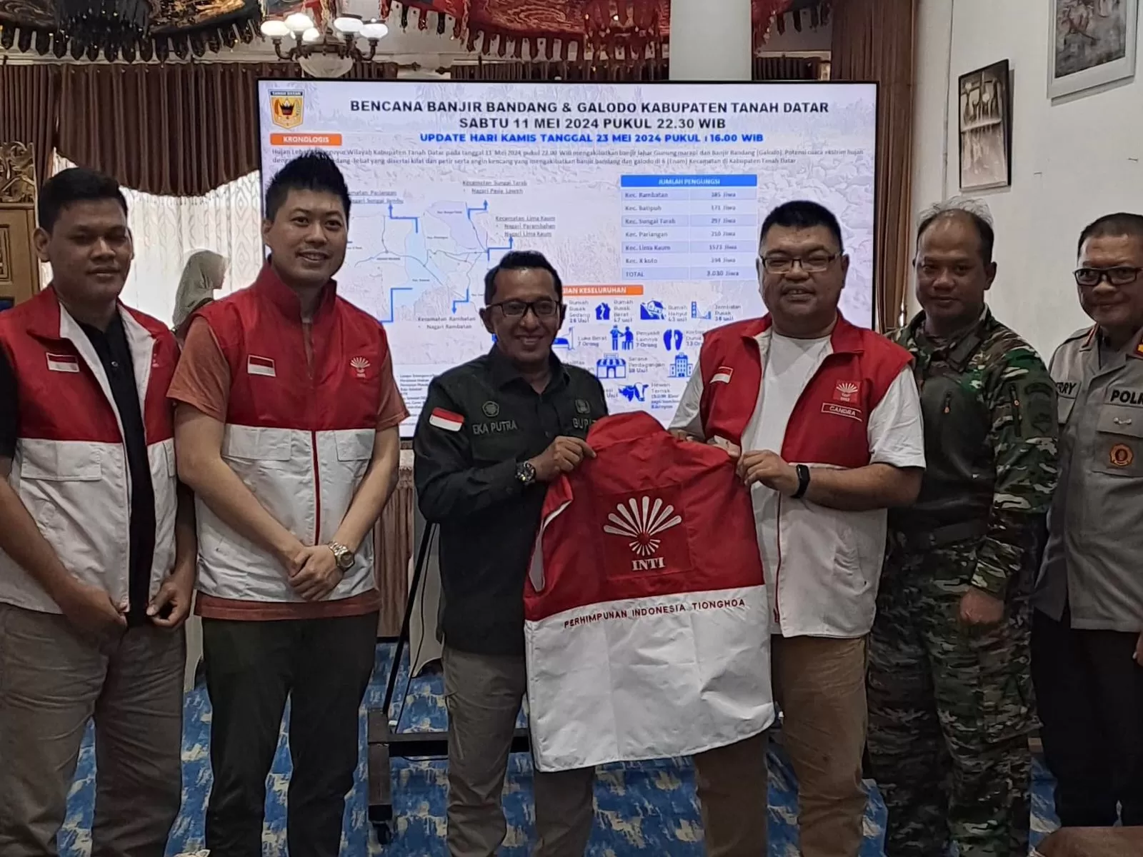 Penyerahan rompi Perhimpunan INTI dari Sekjen Candra Jap kepada Bupati Tanah Datar bapak Eka Putra. (foto: istimewa)