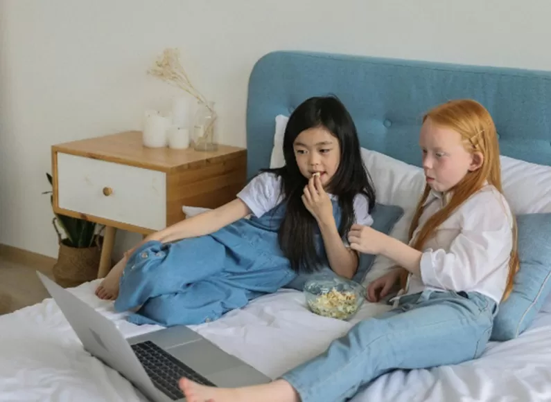 Anak-anak yang makan di atas ranjang. (Pexels / Monstera Production)