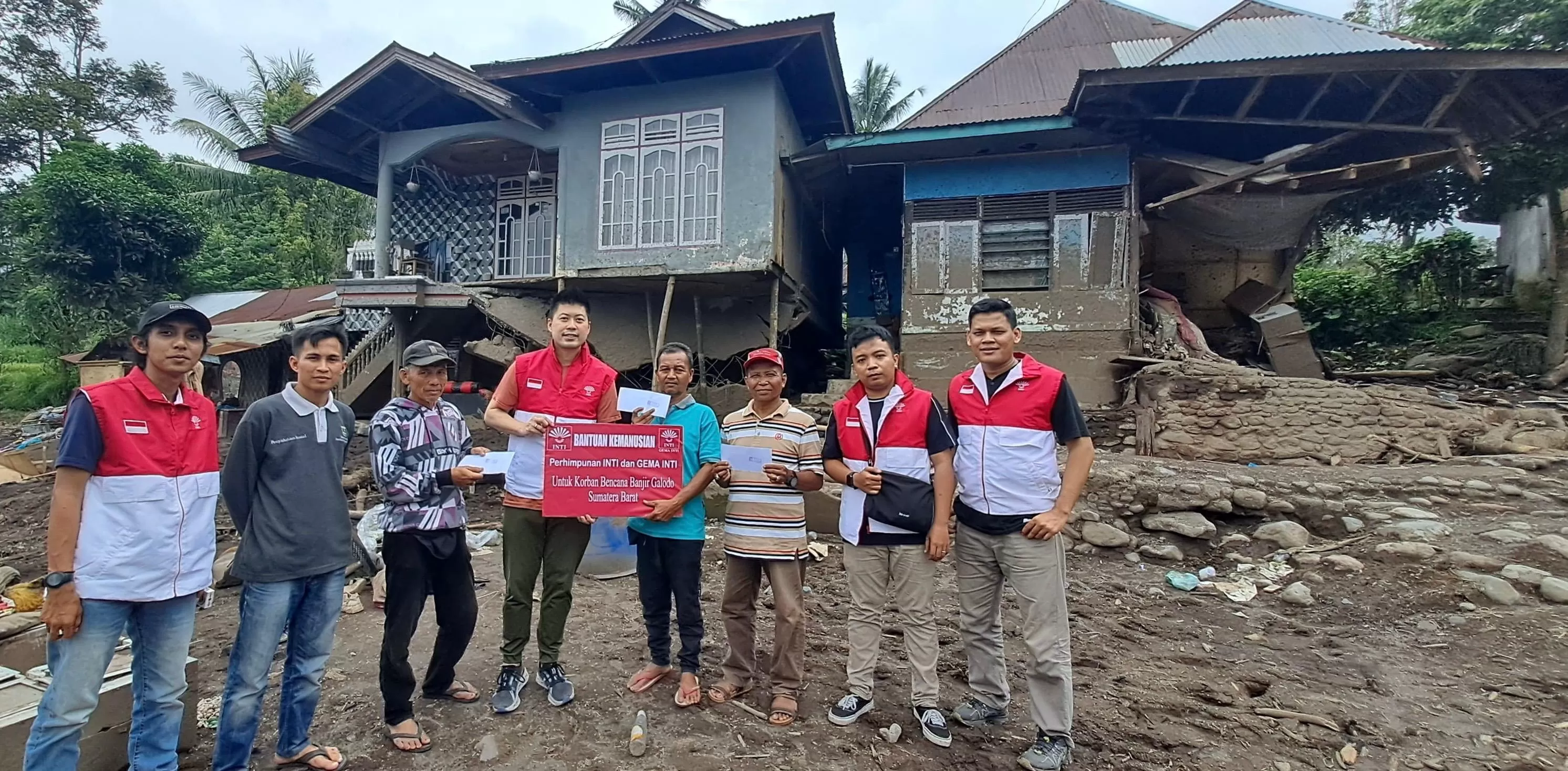 Ketua Umum GEMA INTI memberikan santunan kepada 3 orang warga Parambahan yang rumahnya rusak dan hanyut diterjang banjir bandang. (foto: istimewa)