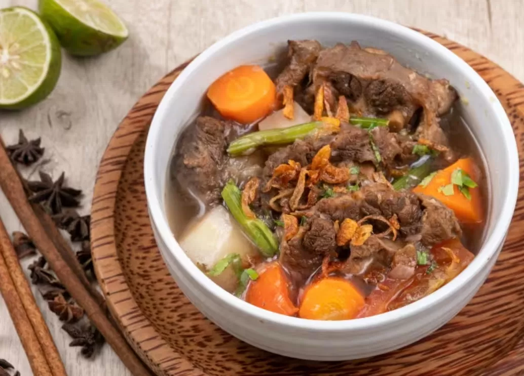 Sop Buntut, kuliner Indonesia yang menggugah lidah saat makan malam. (cookidoo.international)