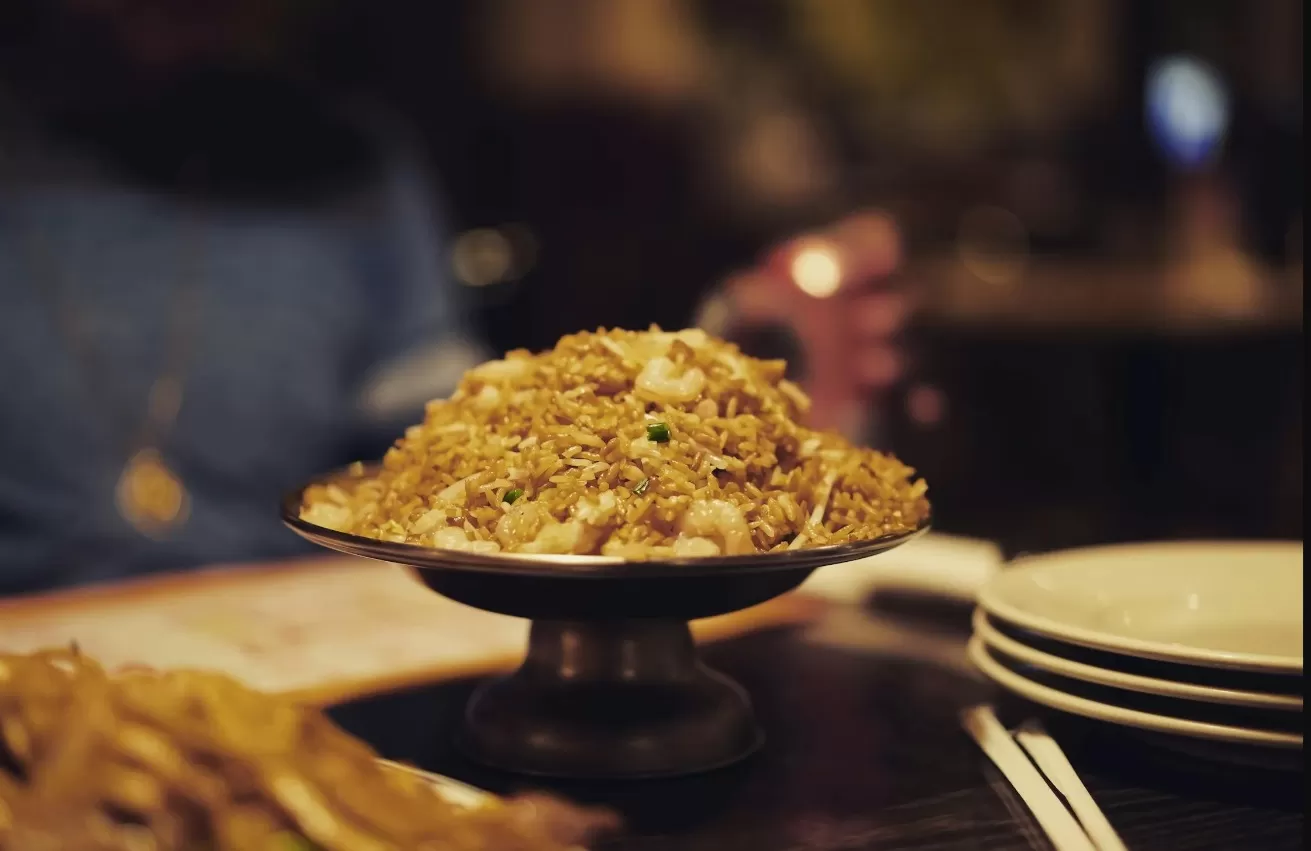 Nasi goreng, pilihan tepat untuk makan siang, sebagai pengisi tenaga. (Pexels / Ricky Esquivel)