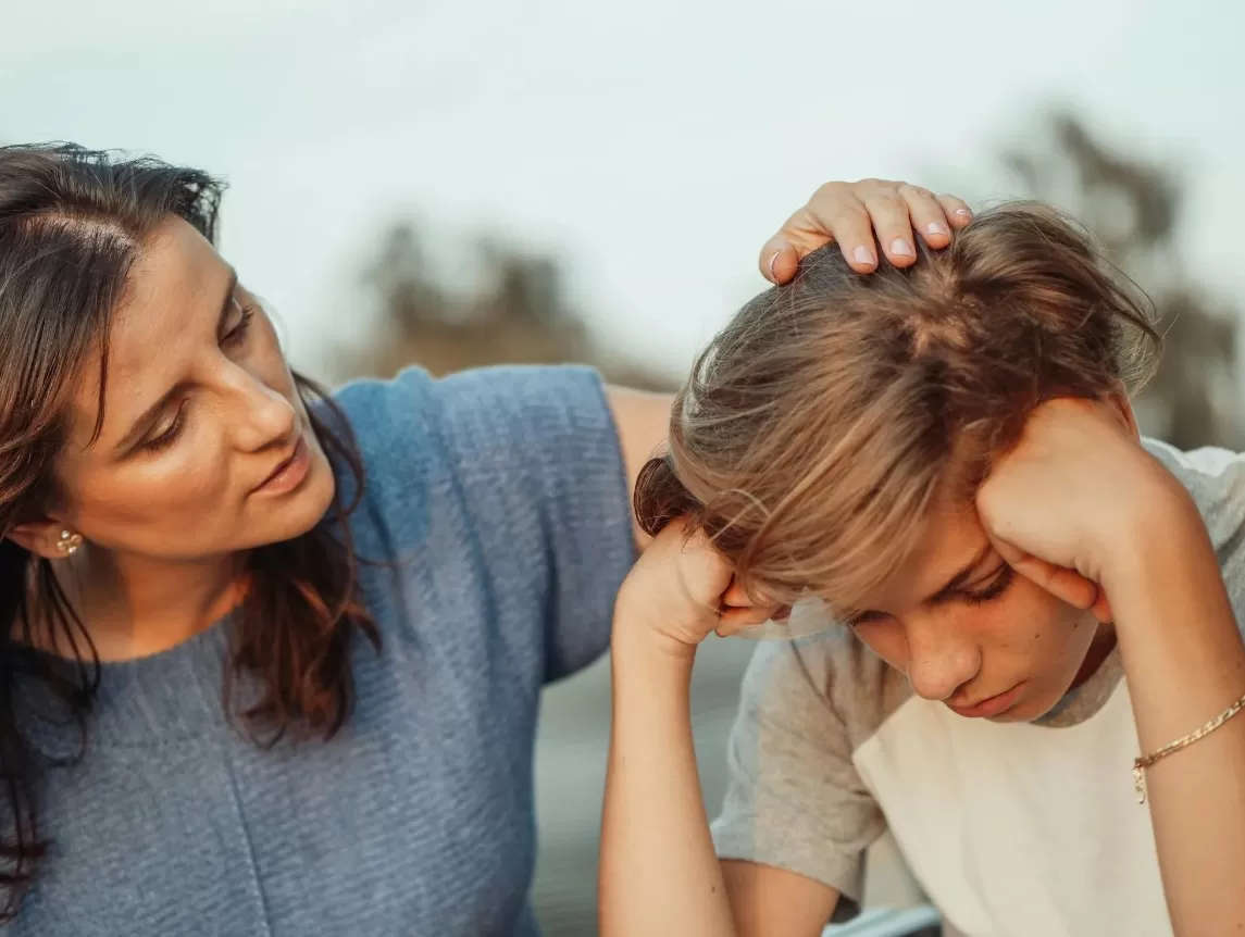 Ilustrasi orang tua dan anaknya yang beranjak usia remaja. (Pexels /  Kindel Media)