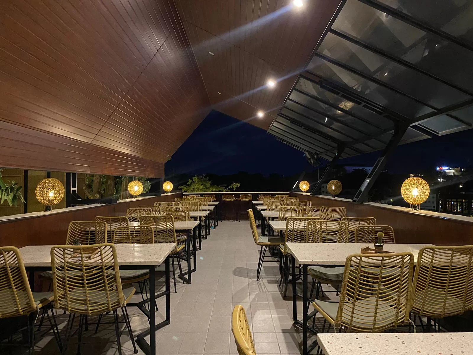 Area Lantai 2 di Resto White Stone. Sore hari cocok untuk menikmati suasana senja. (foto: istimewa)