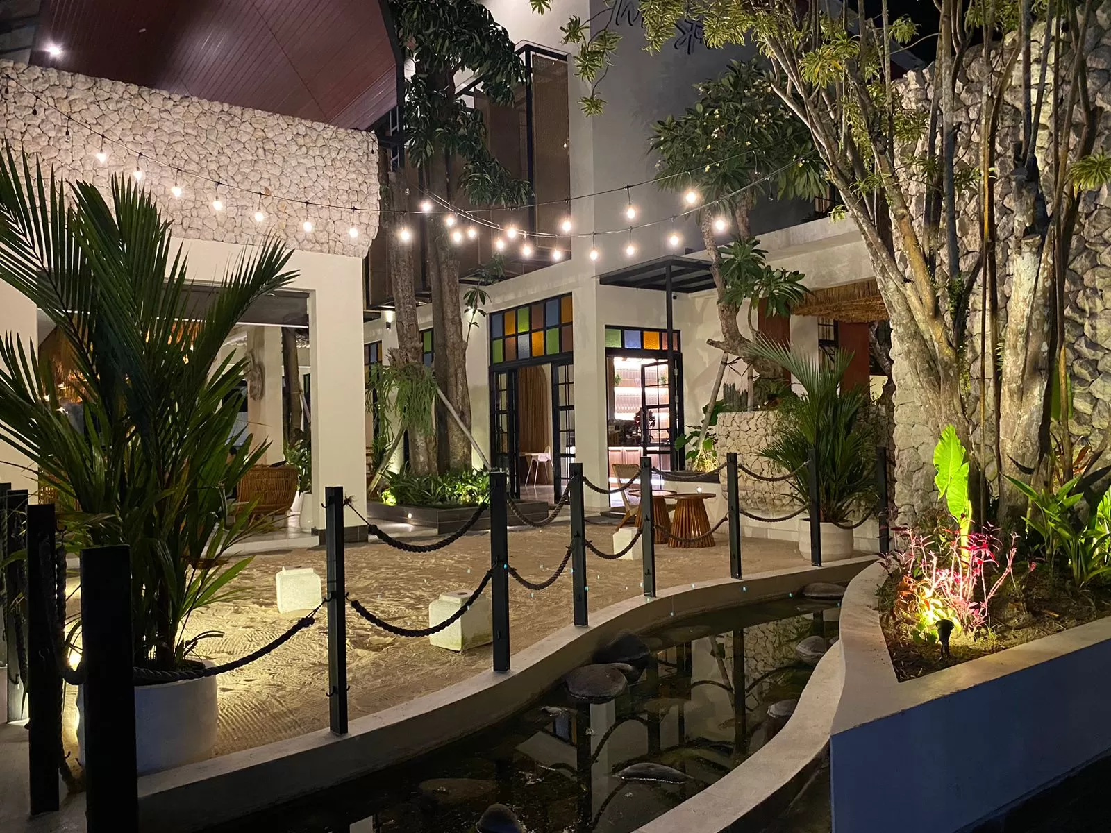 Pesona White Stone dari Jl. Umalas pada malam hari. (foto: istimewa)