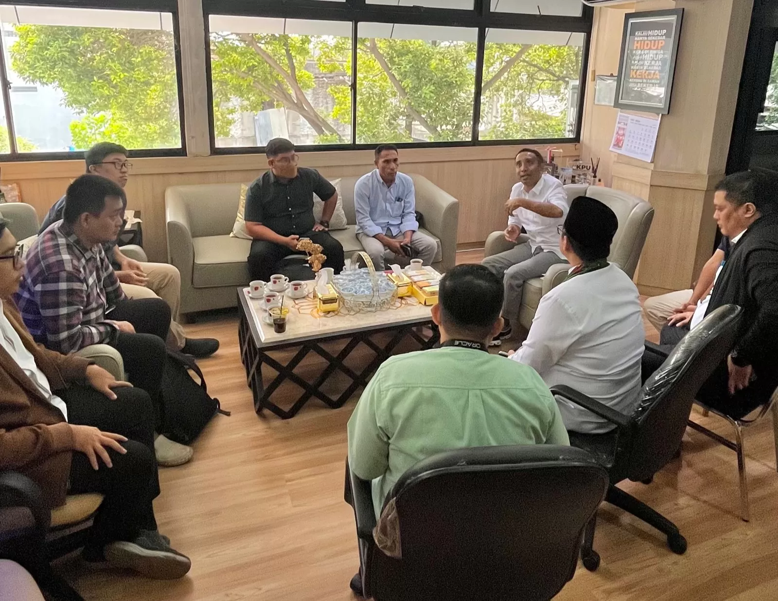 Simon Lamakadu bersama Dukcapil Jakarta. (foto: istimewa)