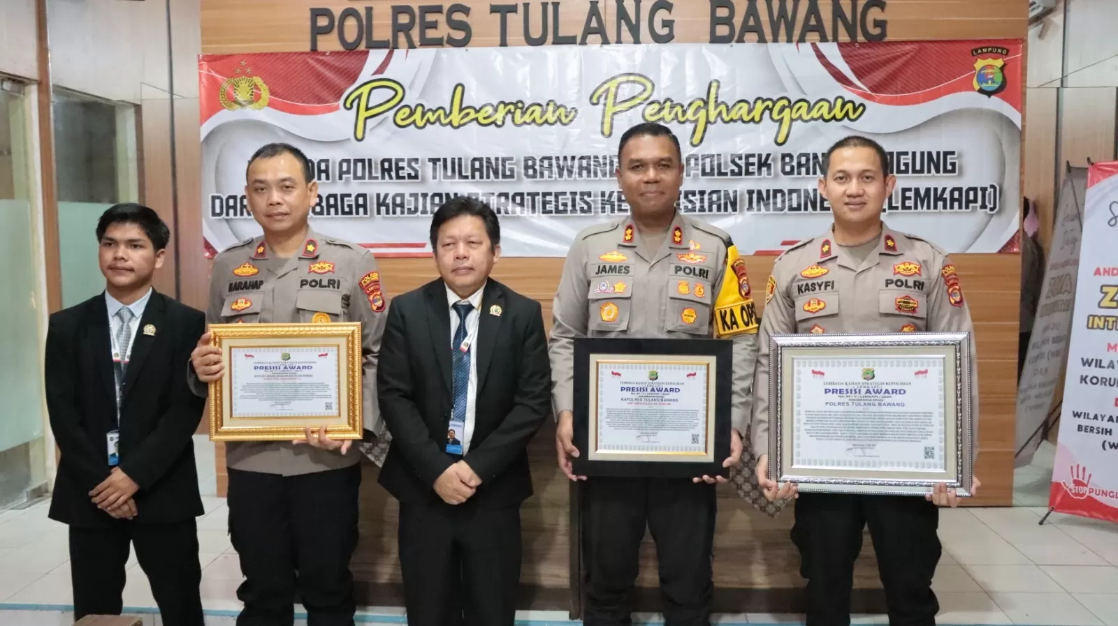 Lembaga Kajian Strategis Kepolisian (Lemkapi) memberikan piagam penghargaan berupa Lemkapi Presisi Award kepada Polres Tulang Bawang dan Polsek Banjar Agung. (foto: istimewa)