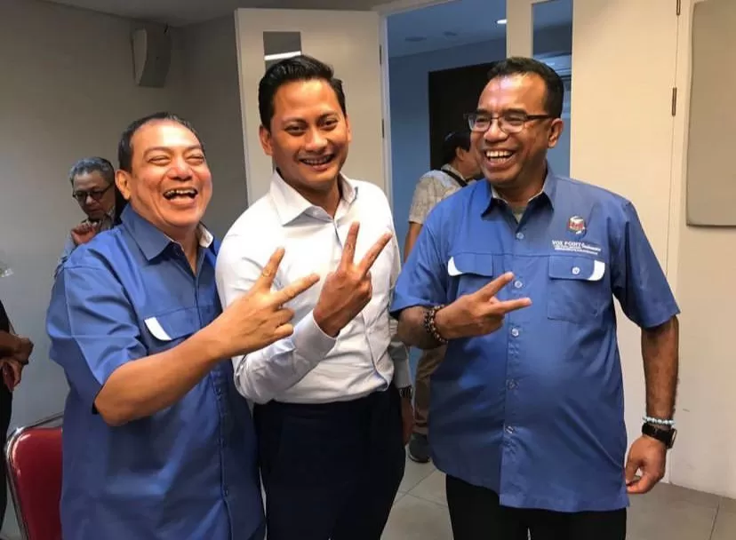 Foto lama Tommy Djiwandono (tengah) bersama dua rekannya pada tahun 2018. (Instagram / @haposanbatubara)