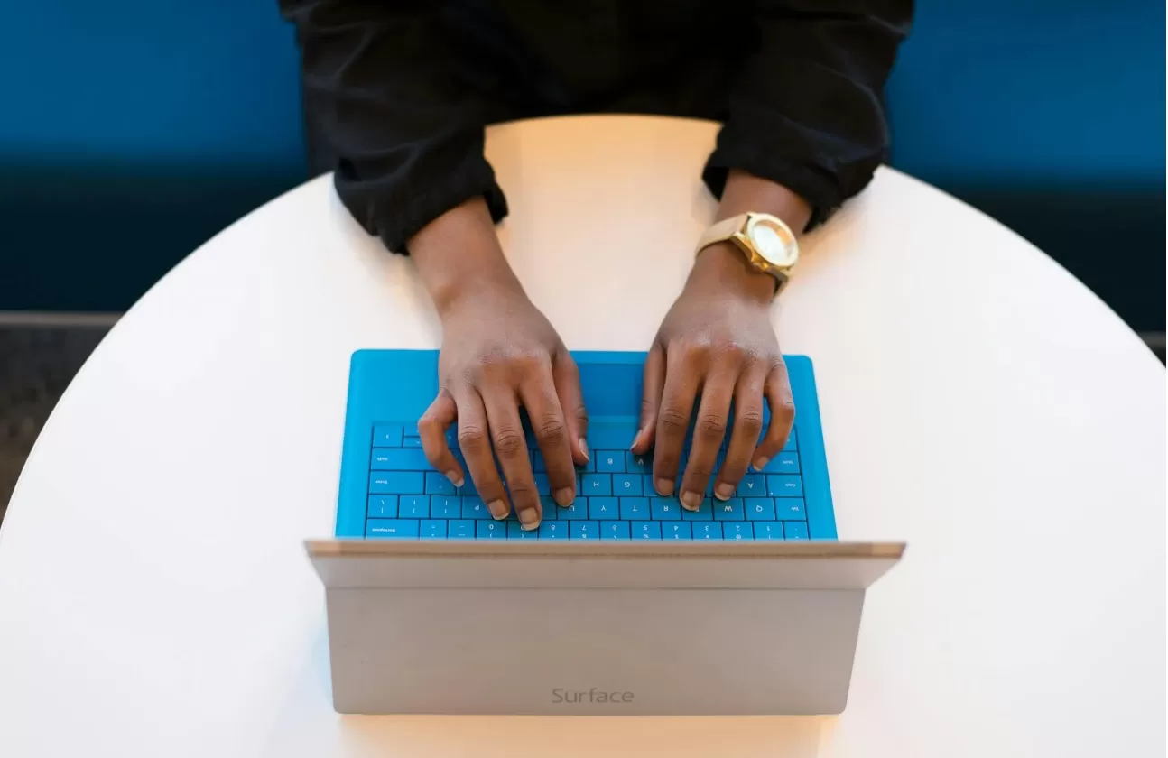 Ilustrasi mengetik di sebuah laptop. (Pexels / Christina Morillo)