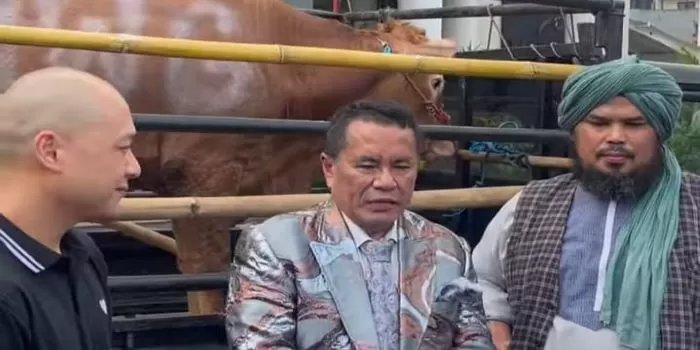 Hotman Paris menyerahkan Sapi Qurban kepada mesjid yang diwakili oleh Ust. Dery Sulaiman (Instagram @hotmanparisofficial)