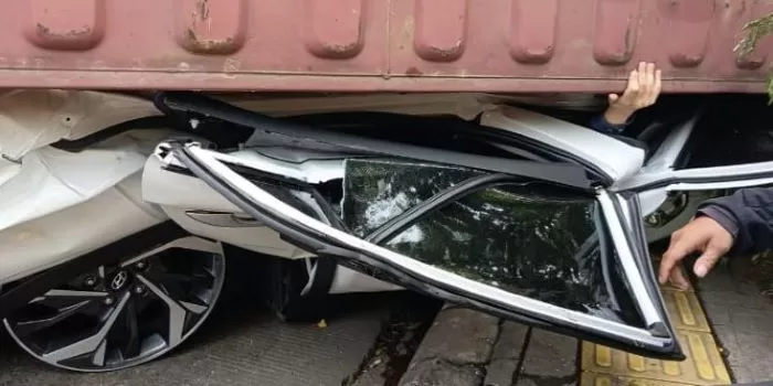 Pada Kamis, 13 Juni 2024, sebuah mobil Hyundai Creta berwarna putih milik seorang pria berusia 25 tahun remuk tertimpa peti kemas pada kecelakaan kontainer di Kamal Muara (X / @otolasak4)