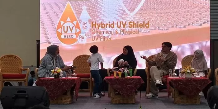 Ricky Harun bersama keluarganya sedang membagikan tips traveling dalam sebuah talkshow. (Foto : Istimewa)